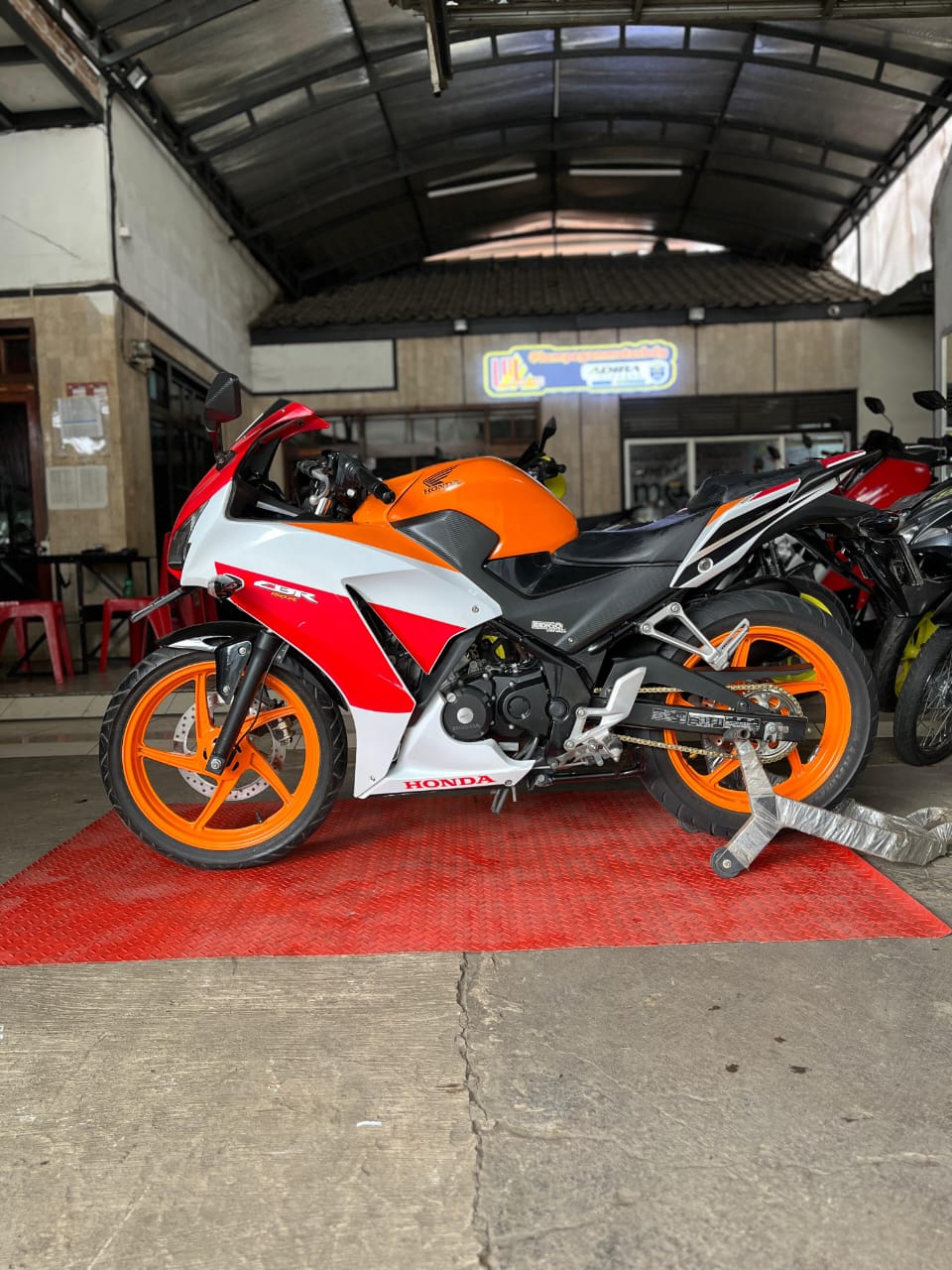 HONDA CBR 150 REPSOL